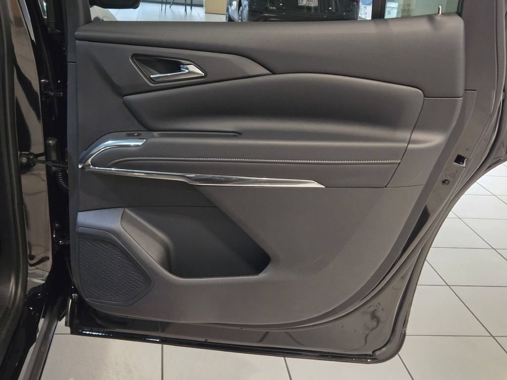New 2026 Chevrolet Traverse LT w/ Driver Confidence Package AWD/4WD image 8