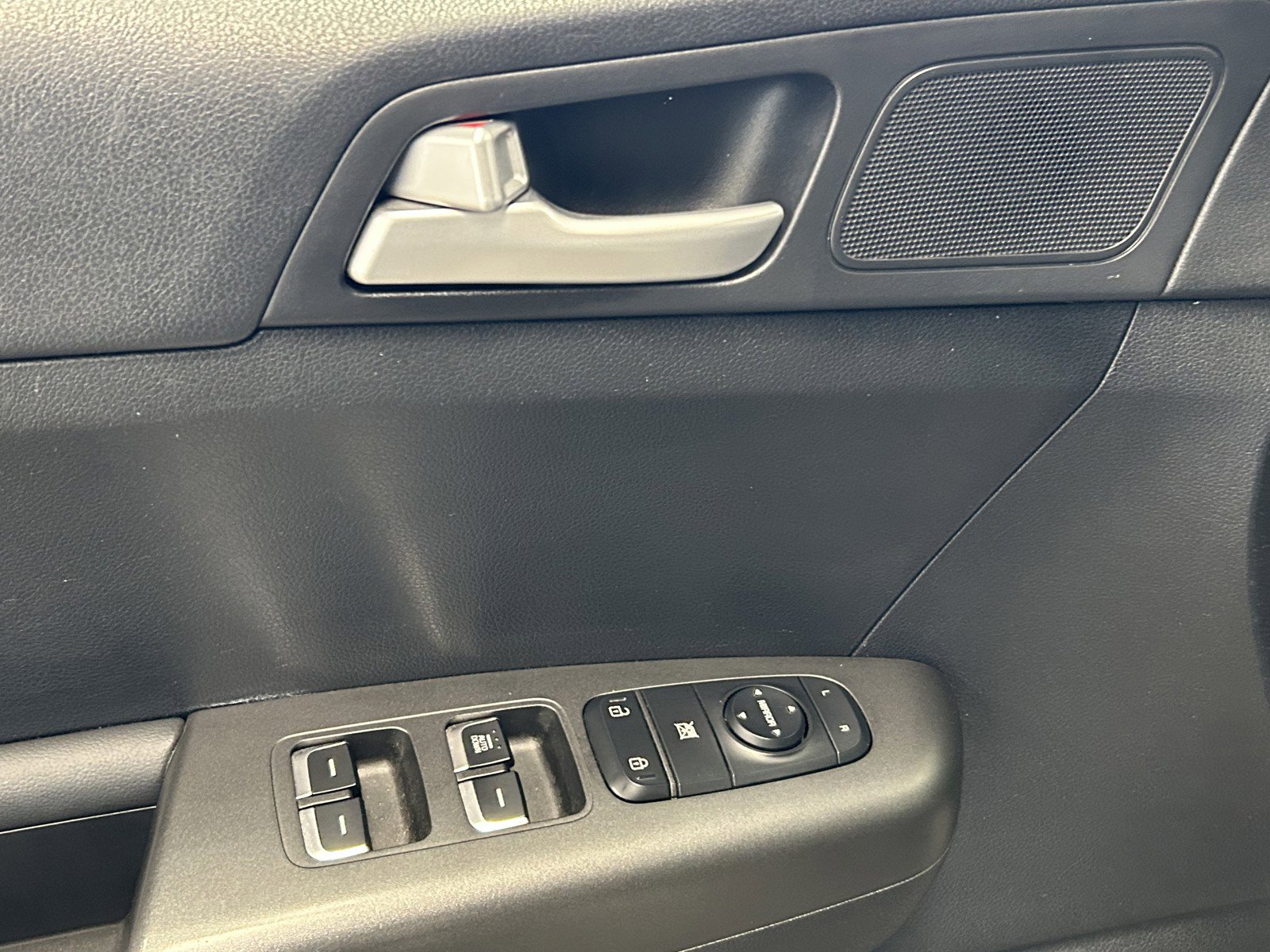 Used 2020 Kia Sportage LX image 10