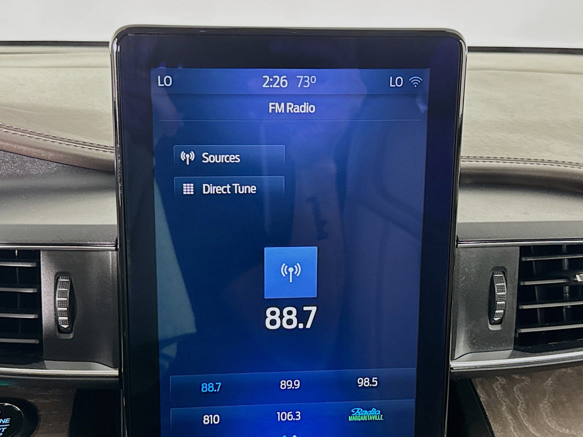 Used 2020 Ford Explorer Platinum w/ Premium Technology Package image 17