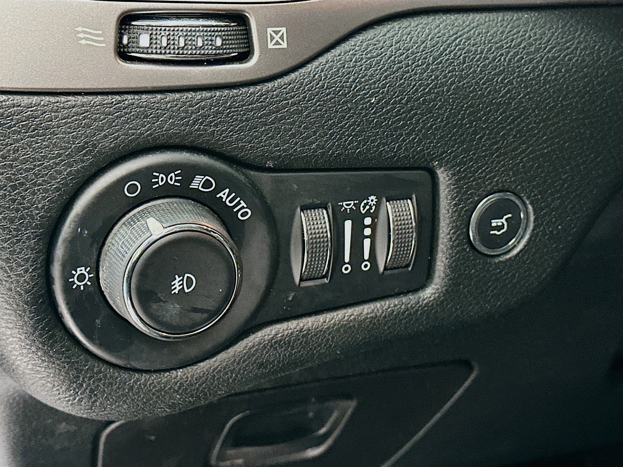 Used 2022 Jeep Cherokee Limited image 17