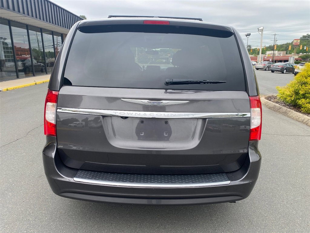Used 2015 Chrysler Town & Country Touring w/ Driver Convenience Group FWD image 5