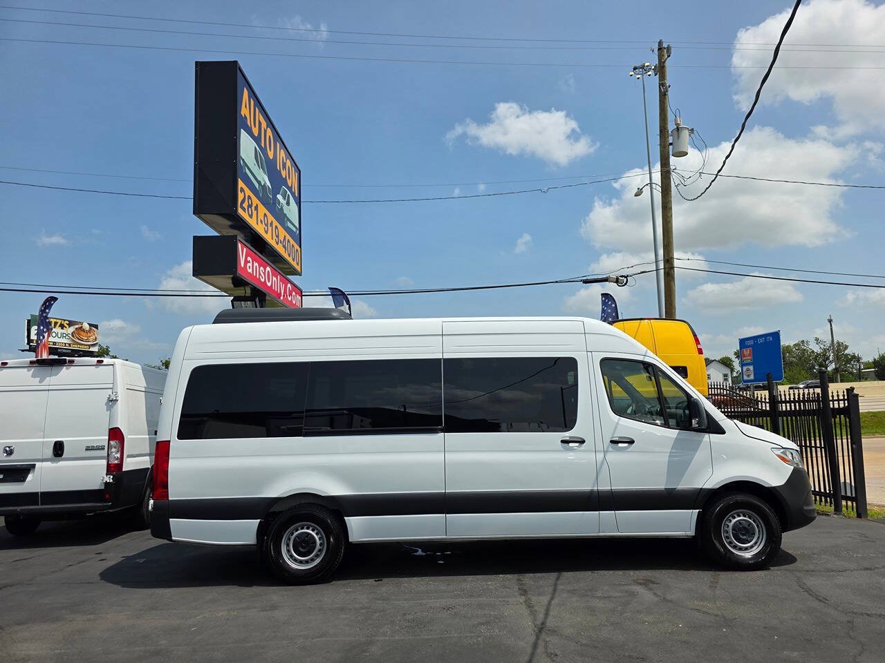 Used 2025 Mercedes-Benz Sprinter 2500 image 3