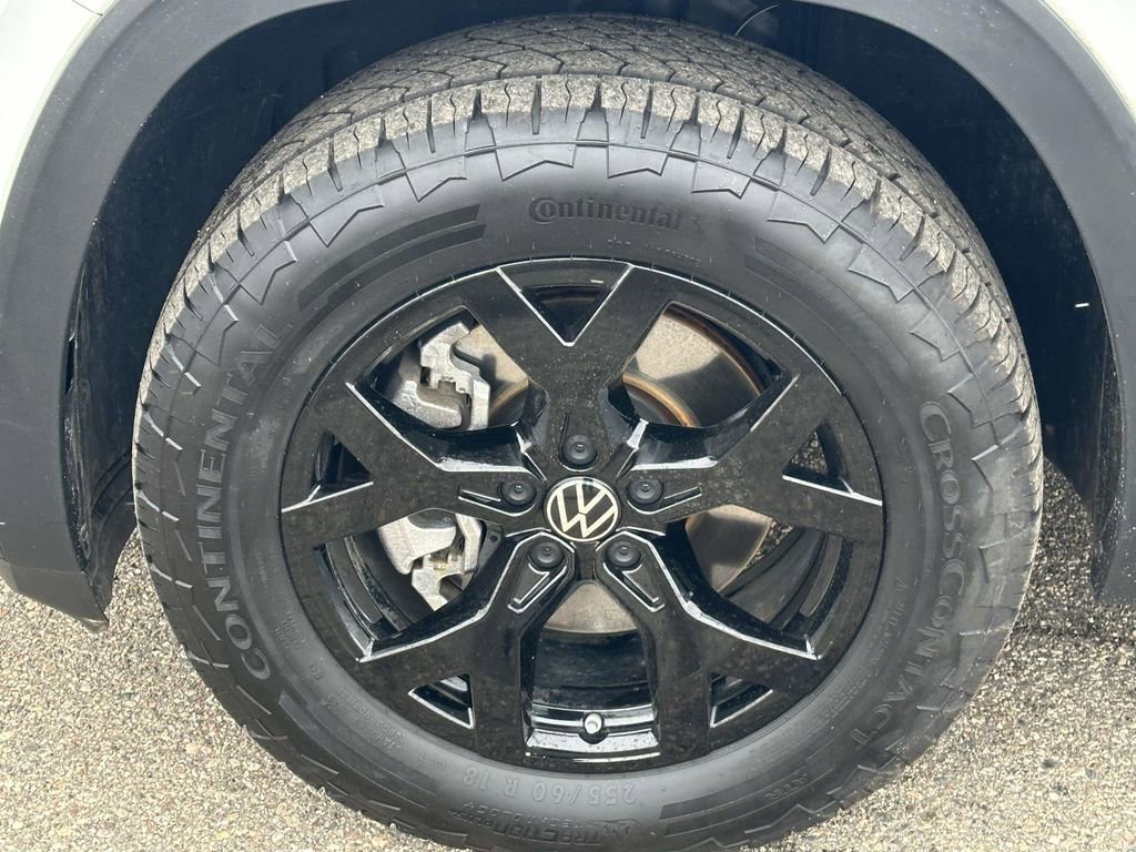 Certified 2025 Volkswagen Atlas Peak Edition SE image 9