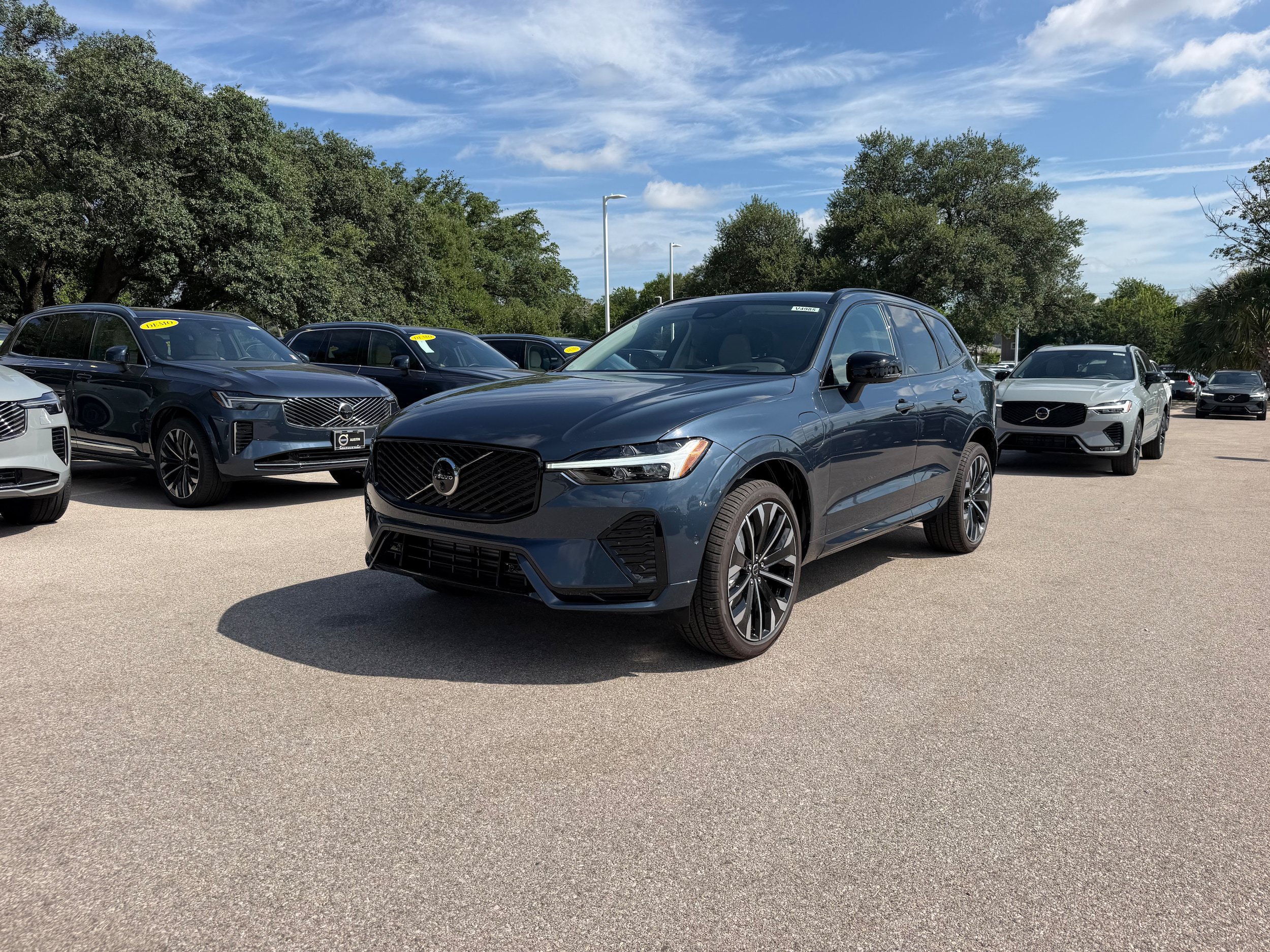 New 2026 Volvo XC60 T8 Ultra w/ Climate Package AWD/4WD image 2