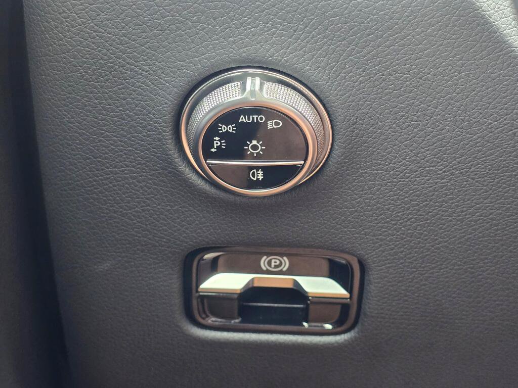 Used 2025 Mercedes-Benz GLC 300 4MATIC image 38