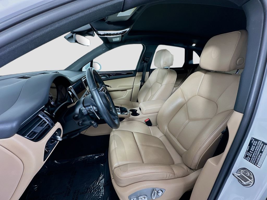 Certified 2024 Porsche Macan AWD/4WD image 5