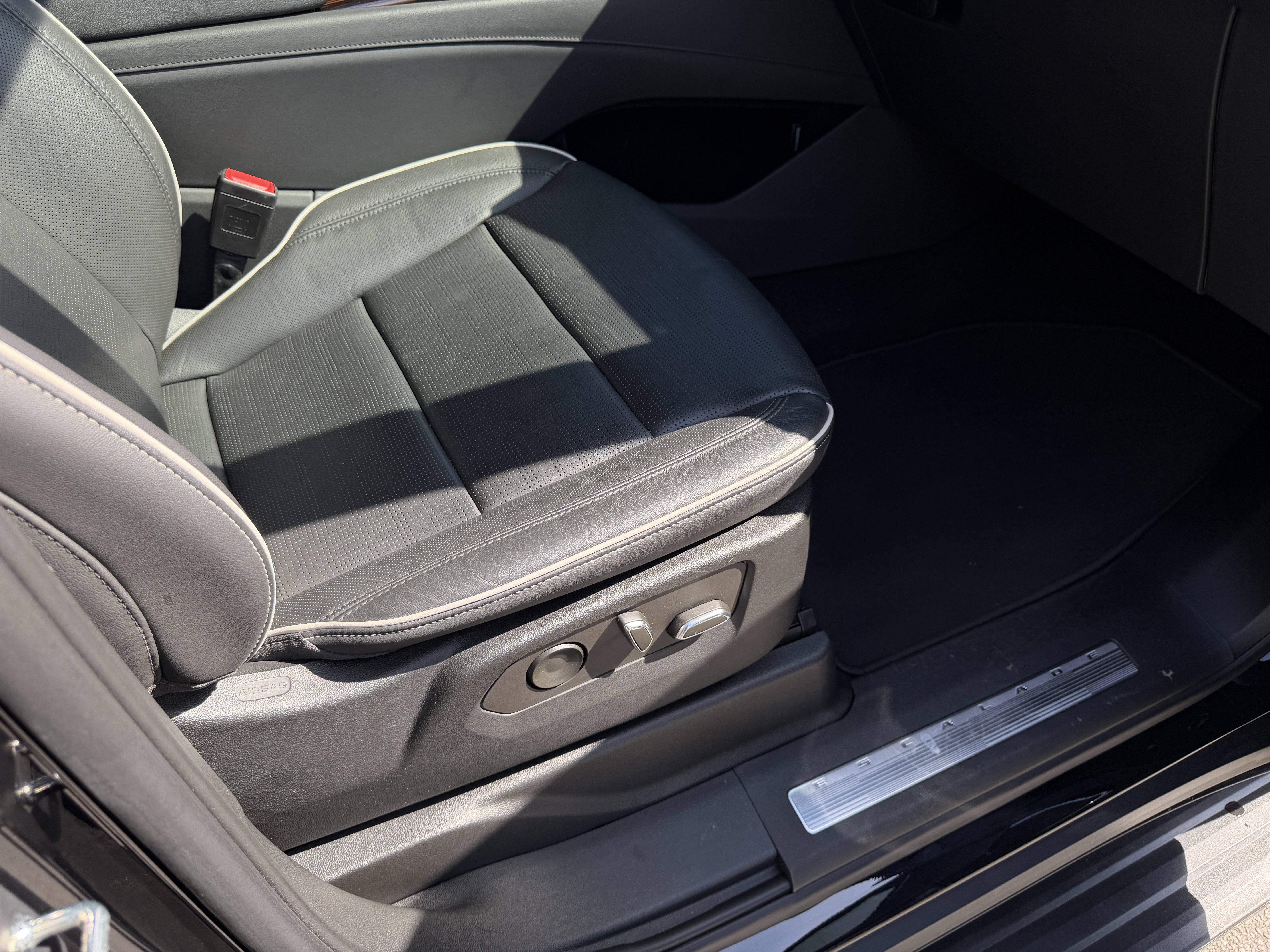 Used 2023 Cadillac Escalade Premium Luxury image 21