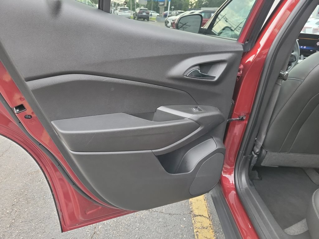 Used 2025 Chevrolet Trax LT FWD image 18