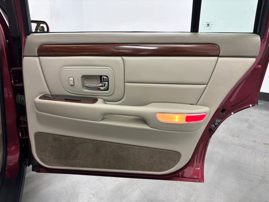 Used 1997 Cadillac De Ville Sedan w/ Comfort/Convenience Pkg image 29