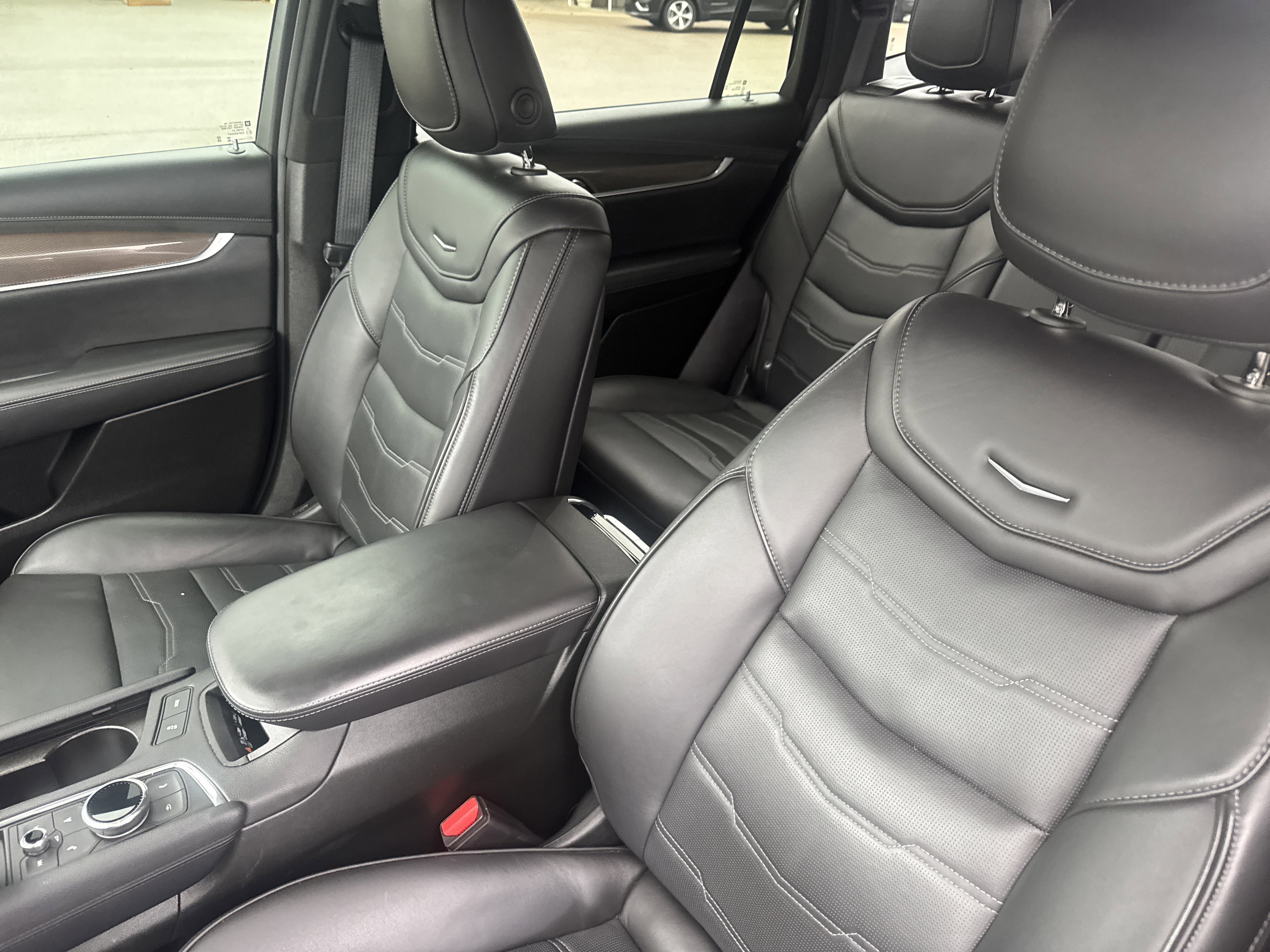 Used 2024 Cadillac XT6 Sport w/ LPO, ONYX Package image 11