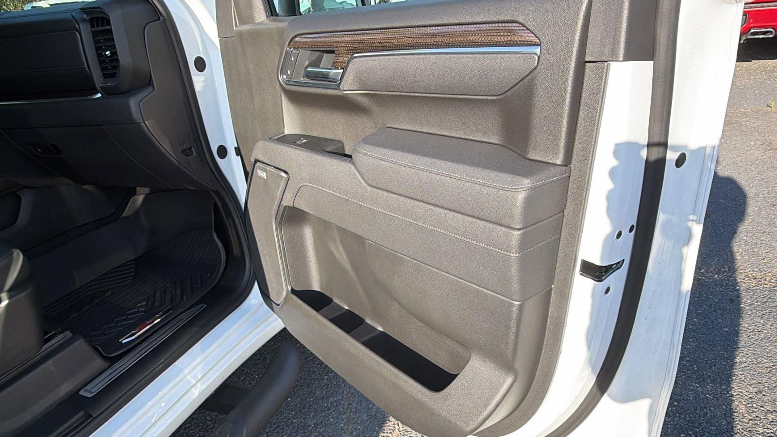 Certified 2025 Chevrolet Silverado 1500 LT Trail Boss w/ Convenience Package II AWD/4WD image 15