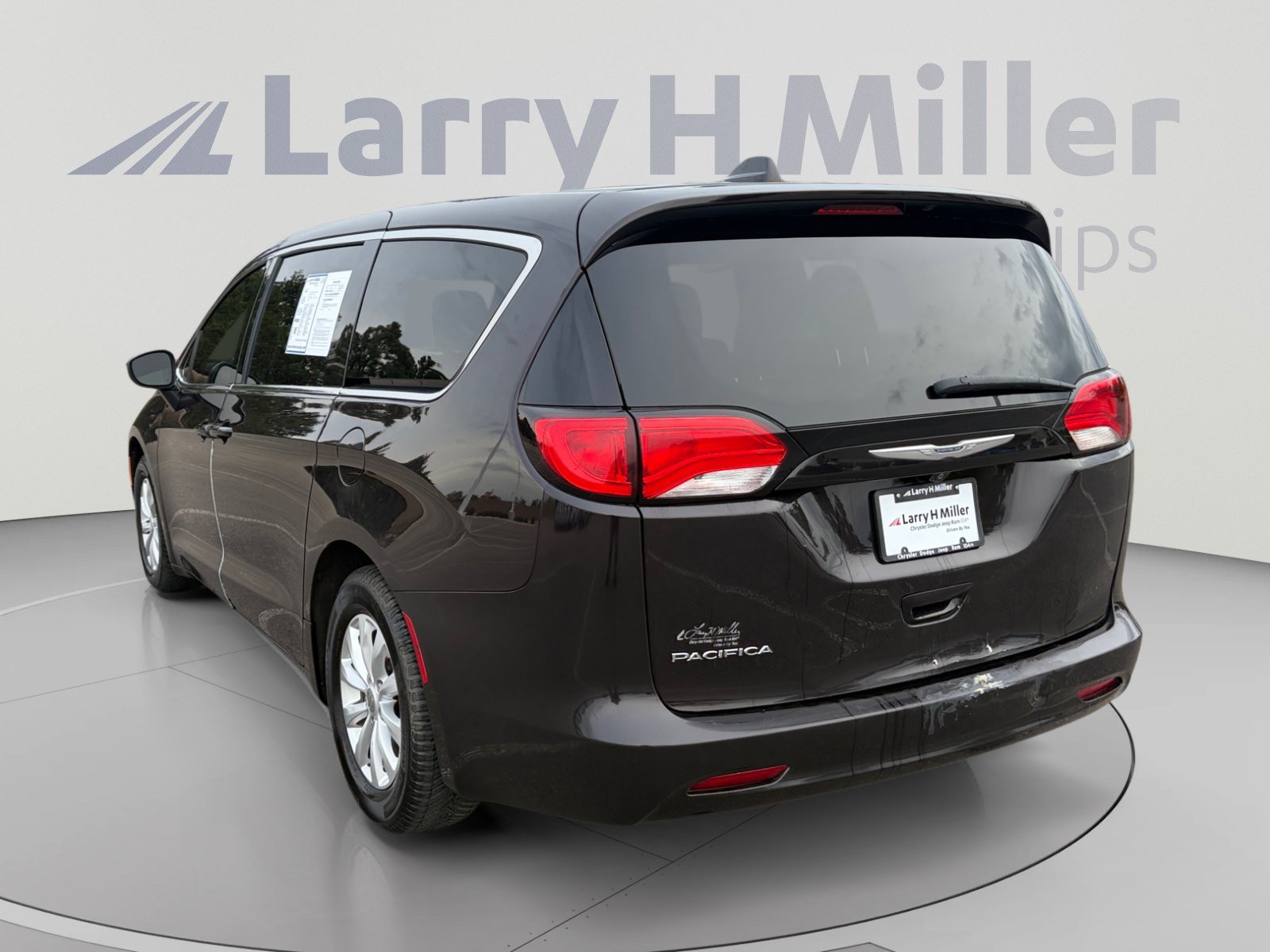 Used 2017 Chrysler Pacifica Touring w/ Tire & Wheel Group FWD image 4