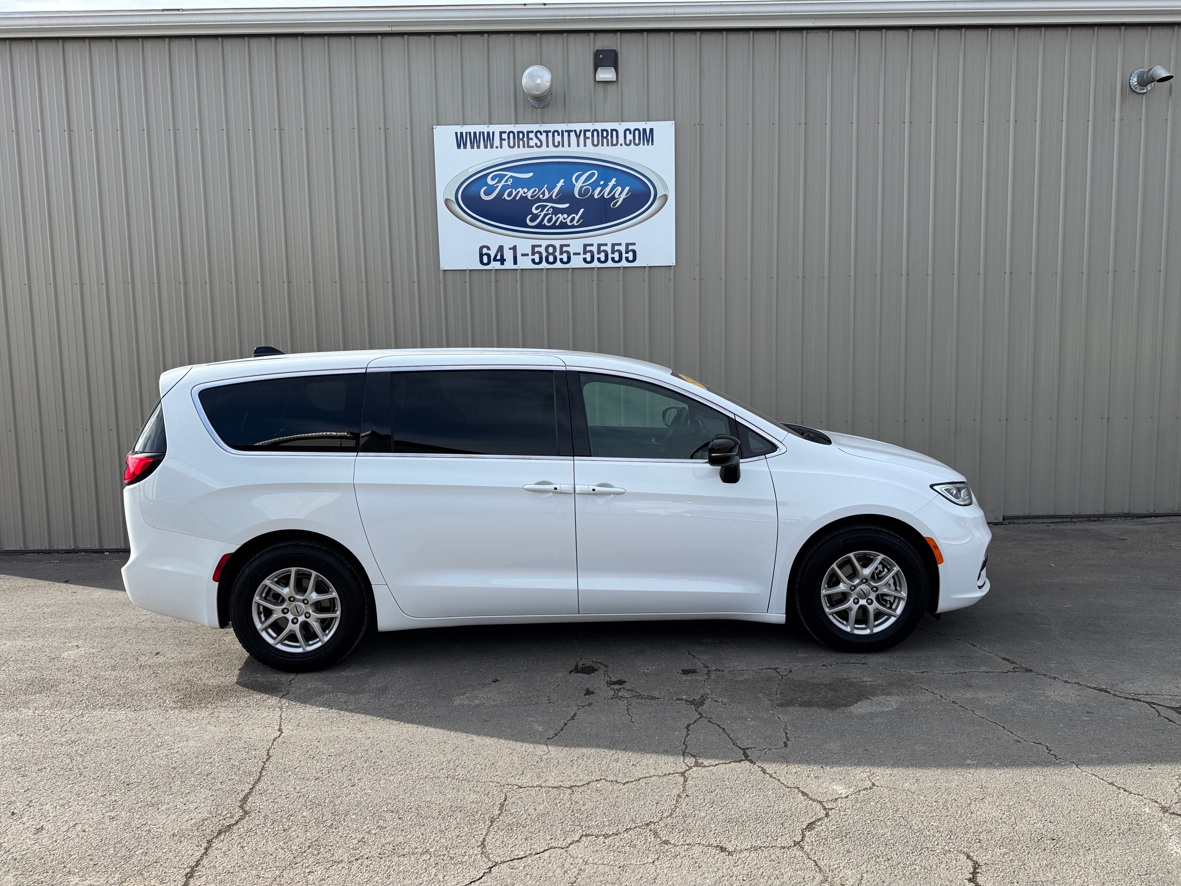 Used 2025 Chrysler Pacifica Select FWD image 6