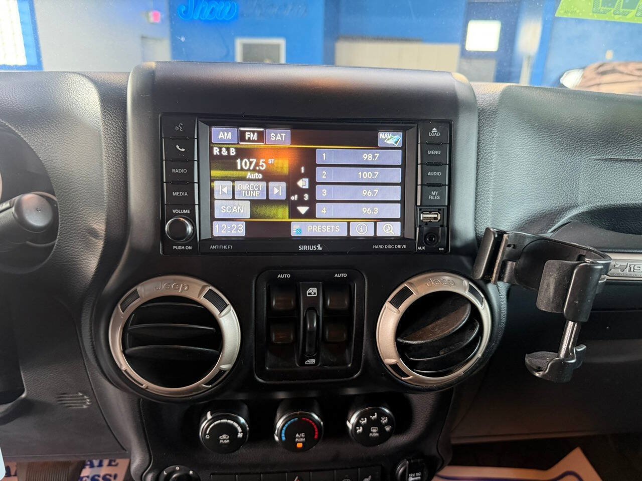 Used 2017 Jeep Wrangler Unlimited Sahara AWD/4WD image 16