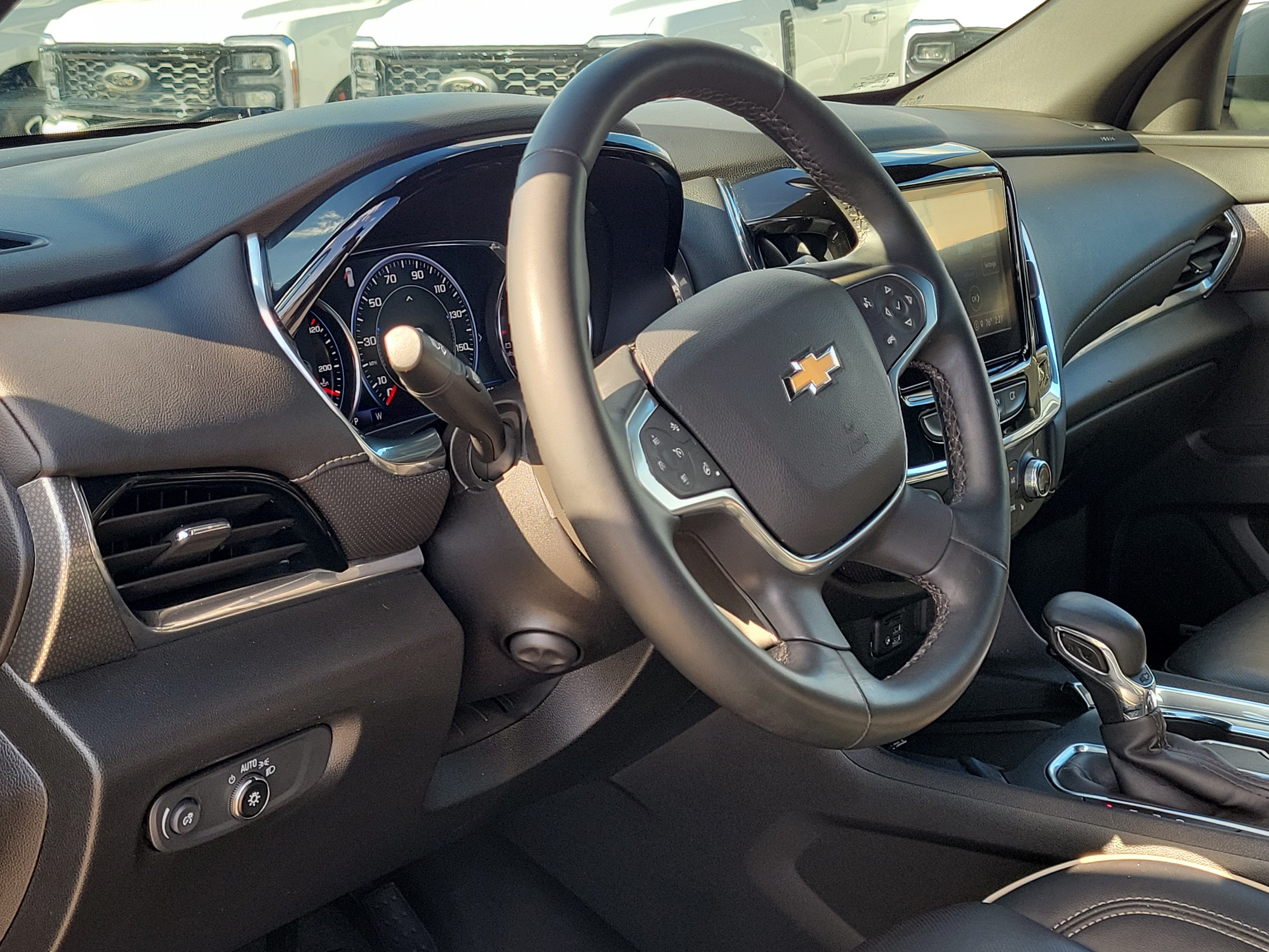 Used 2023 Chevrolet Traverse Premier FWD image 9
