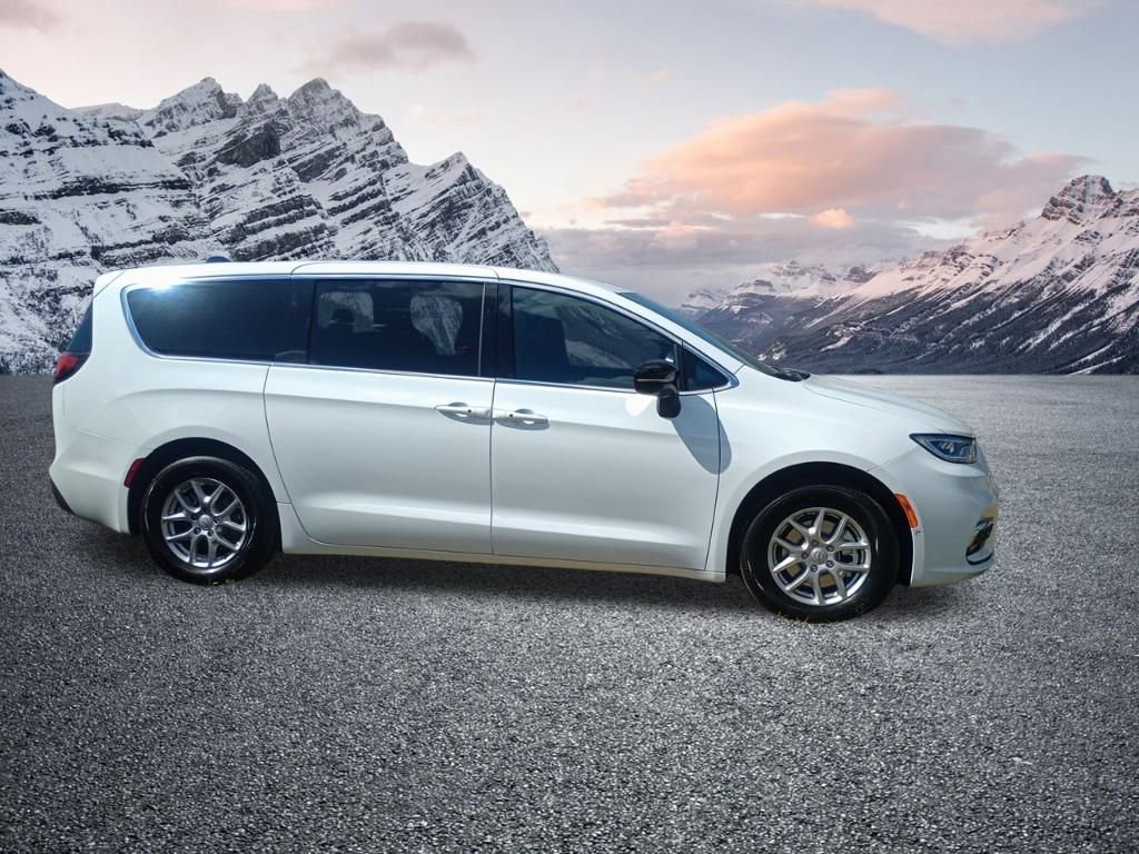 New 2026 Chrysler Pacifica Select image 3