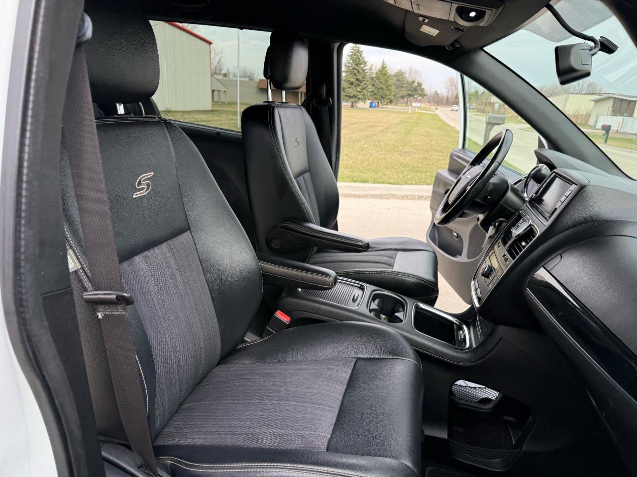 Used 2014 Chrysler Town & Country S FWD image 28