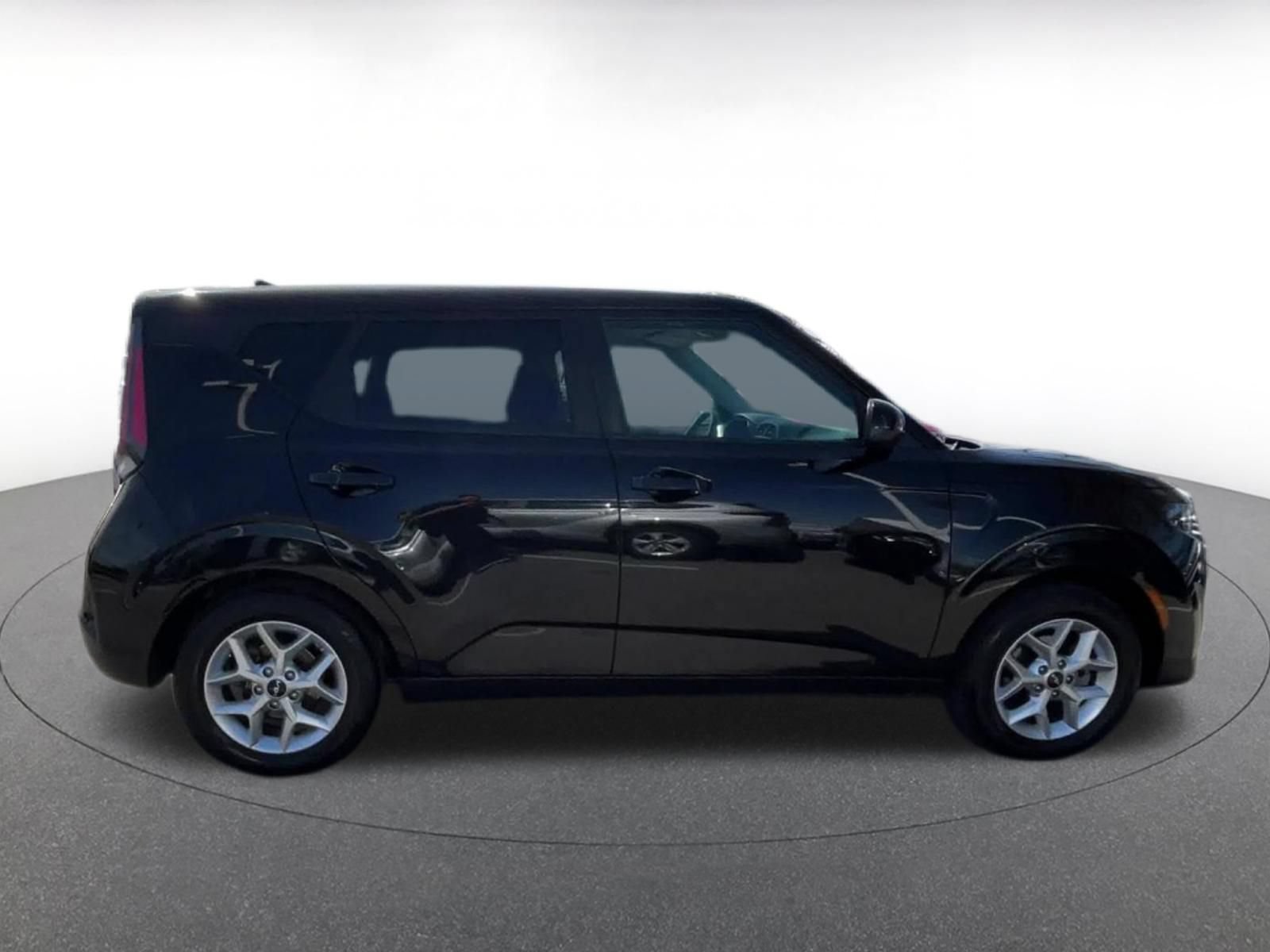 Used 2025 Kia Soul LX w/ LX Technology Package FWD image 16