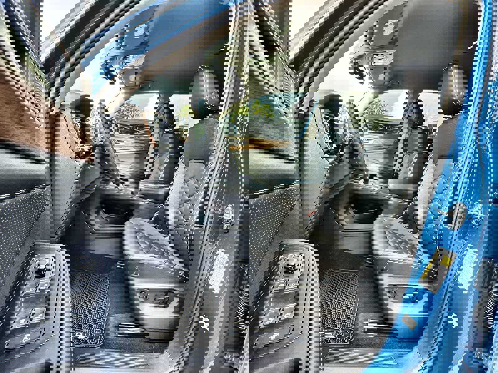 Used 2025 Volkswagen Atlas SE image 2