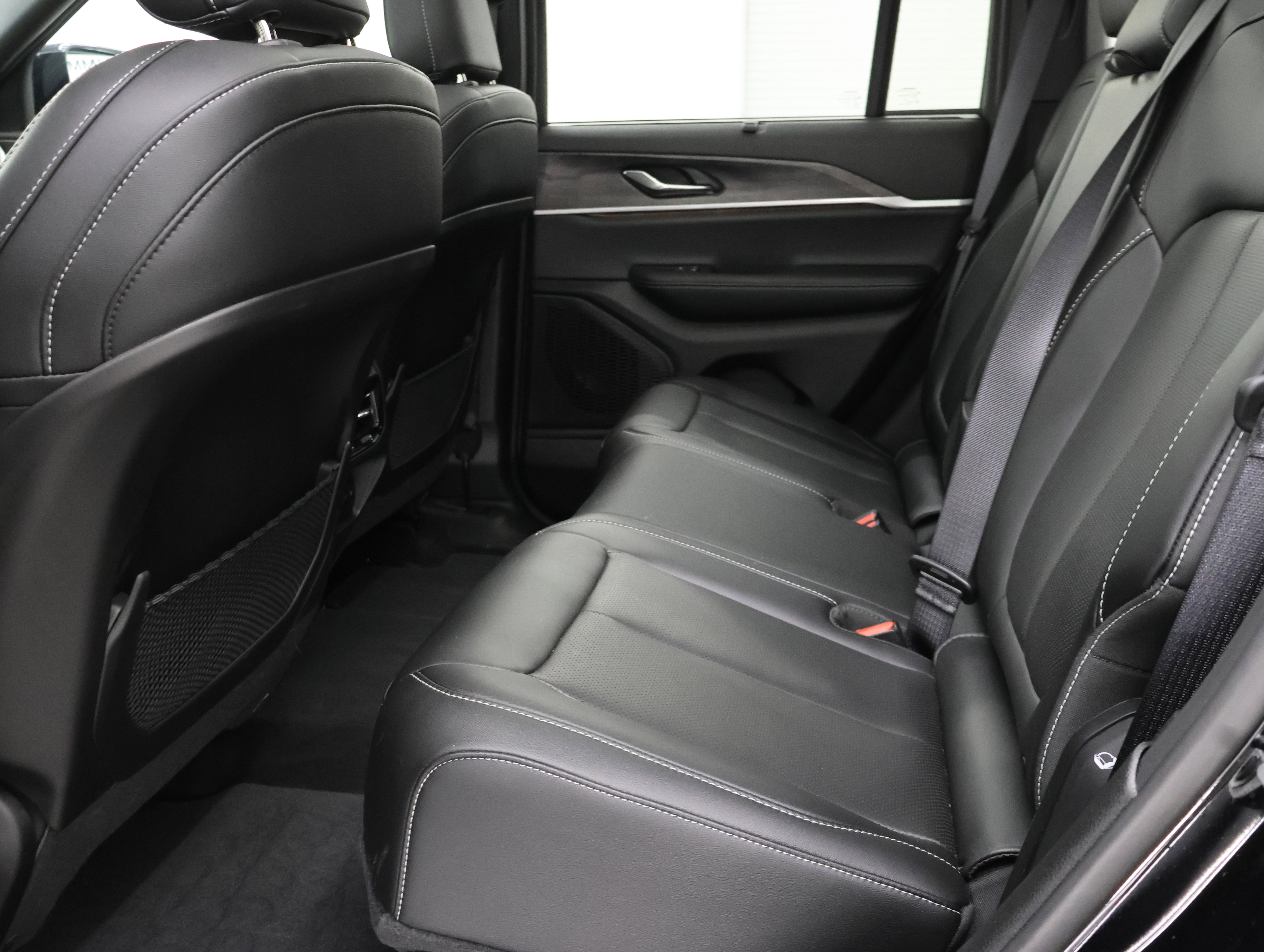 Used 2025 Jeep Grand Cherokee Limited w/ Luxury Tech Group II image 40