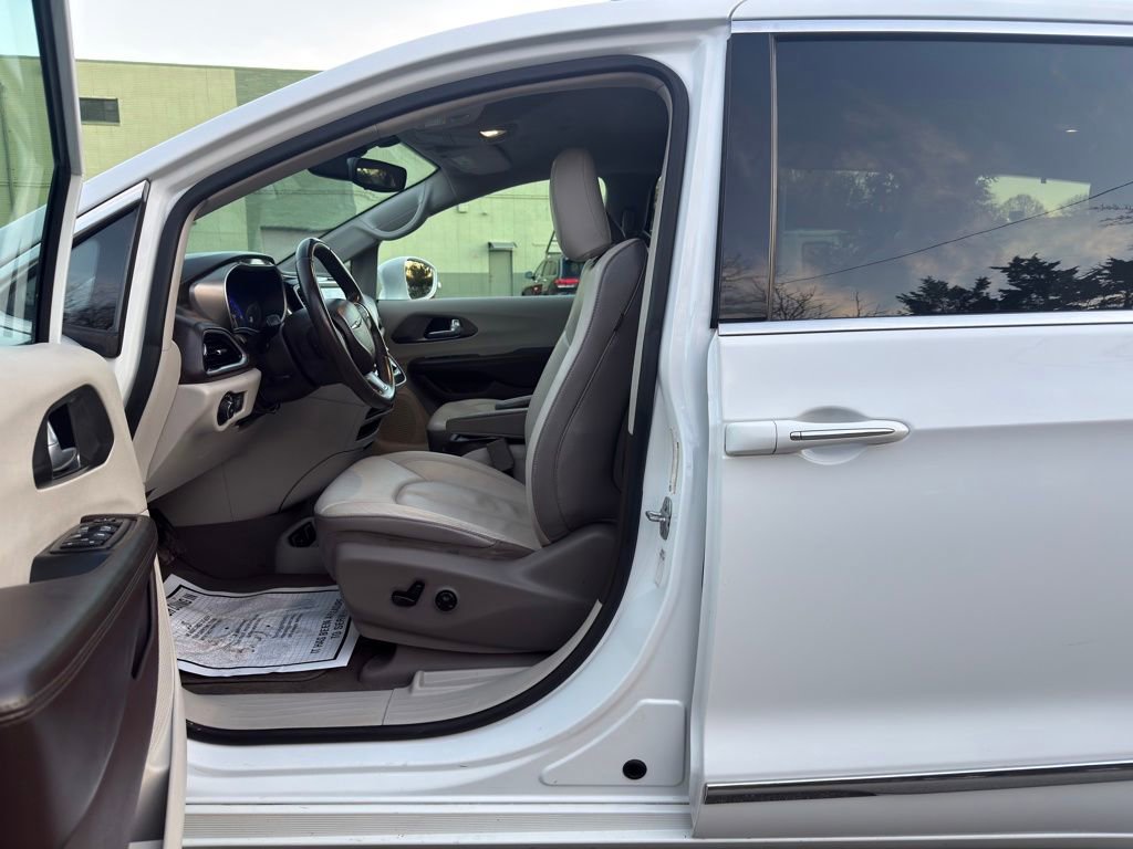 Used 2018 Chrysler Pacifica Touring-L FWD image 12