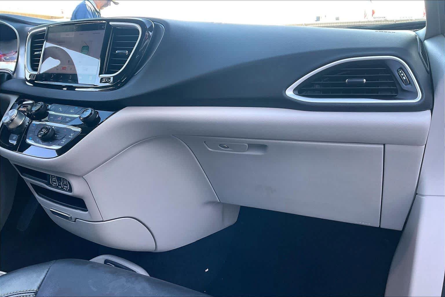 Used 2024 Chrysler Pacifica Touring-L image 18