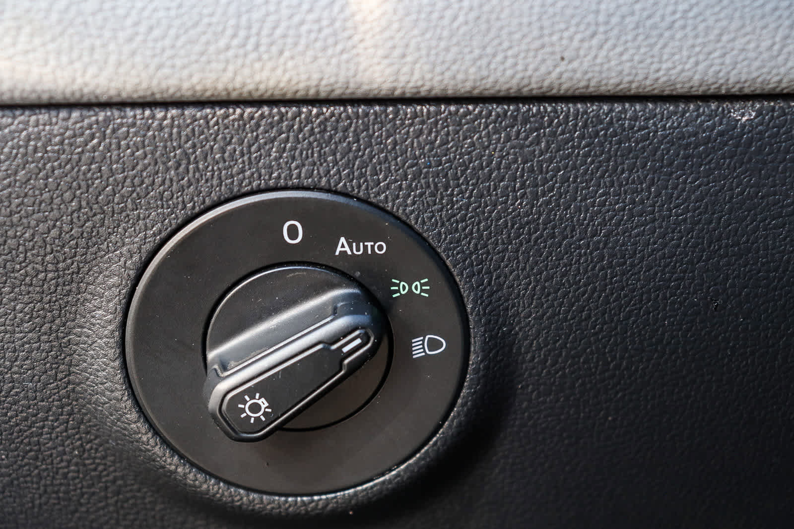 Used 2023 Volkswagen Taos SE w/ Panoramic Sunroof Package image 23