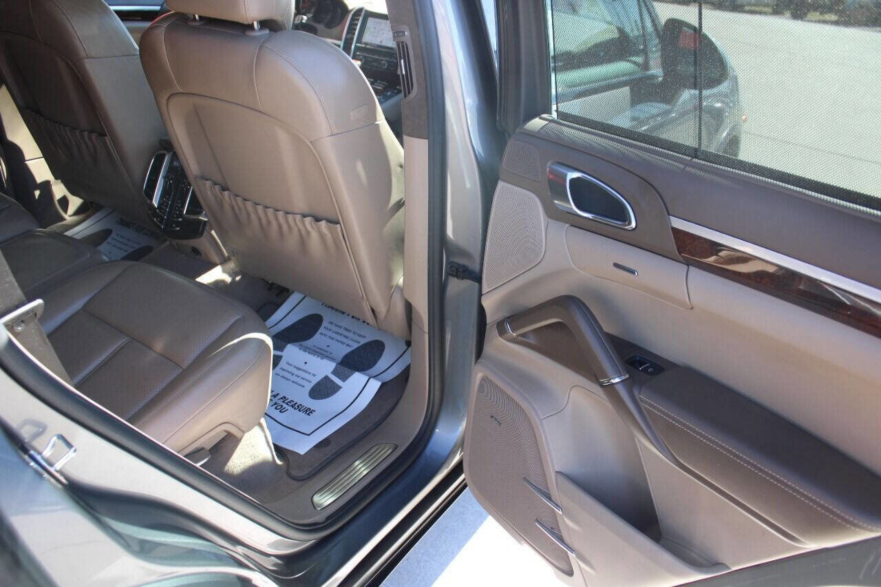Used 2011 Porsche Cayenne Turbo AWD/4WD image 15