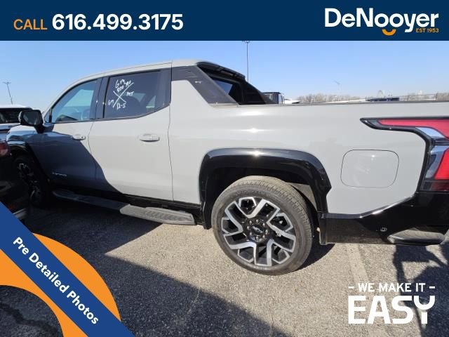 Used 2025 Chevrolet Silverado EV RST AWD/4WD image 11
