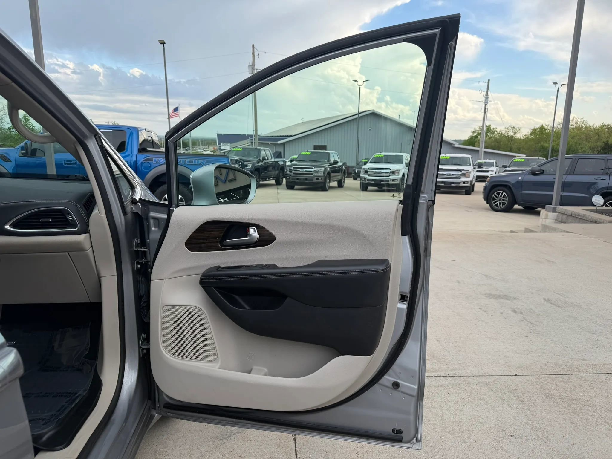 Used 2021 Chrysler Pacifica Limited image 49