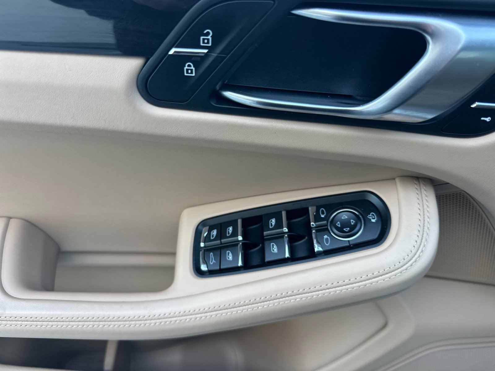 Certified 2023 Porsche Macan image 12