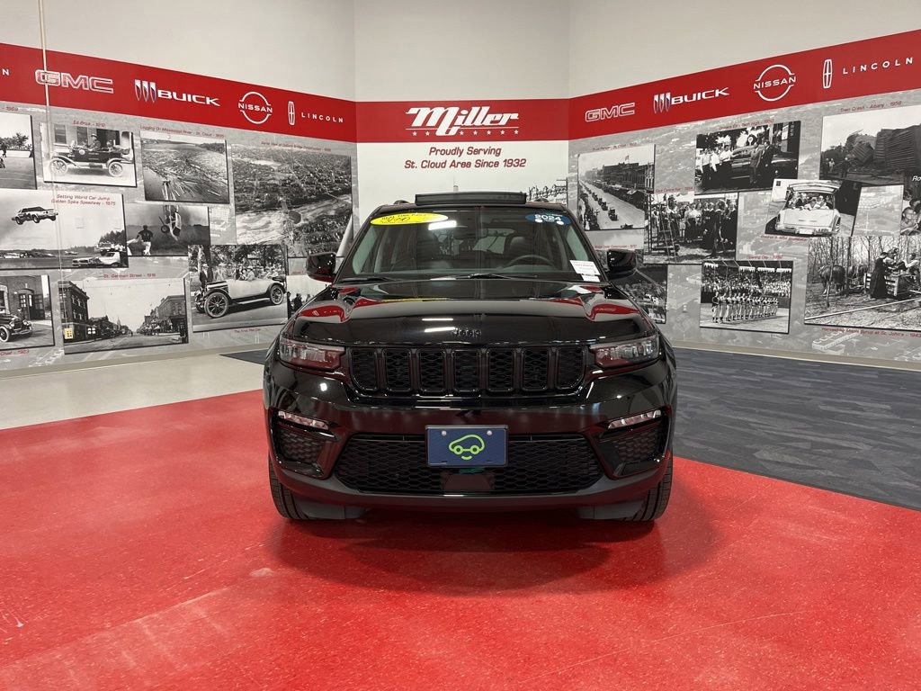 Used 2024 Jeep Grand Cherokee Limited w/ Black Appearance Package AWD/4WD image 8