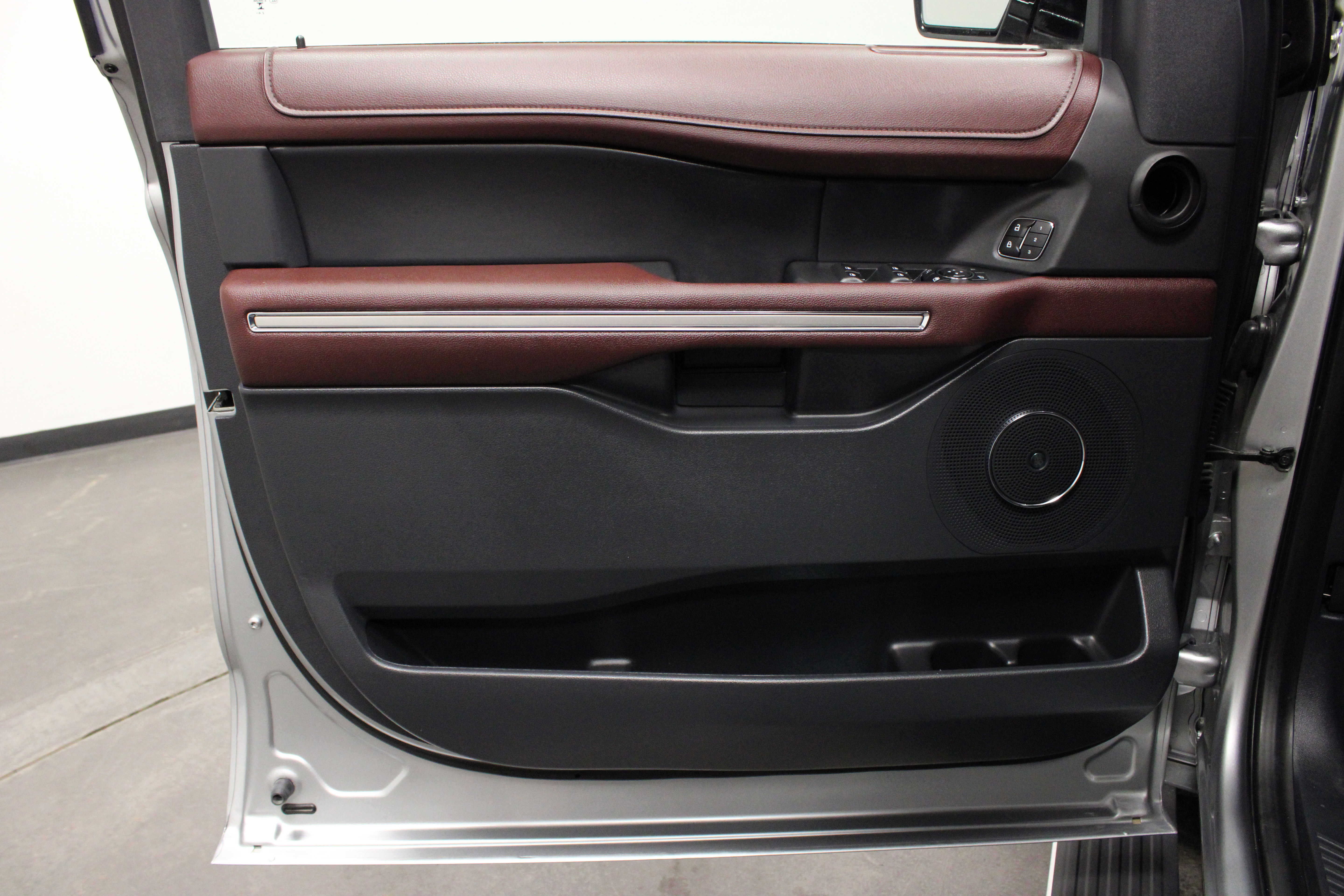Used 2024 Ford Expedition Limited AWD/4WD image 19