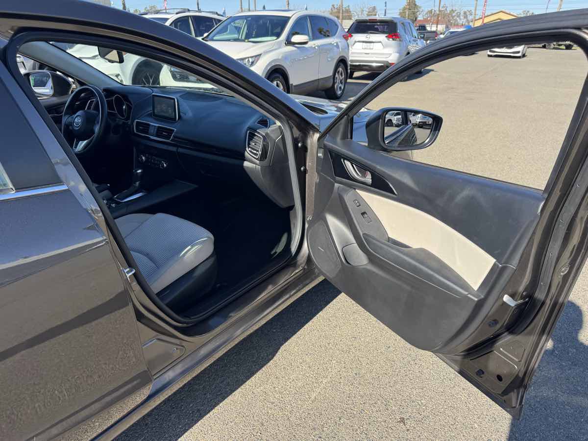 Used 2016 MAZDA MAZDA3 i Touring w/ Popular Equipment Package image 17