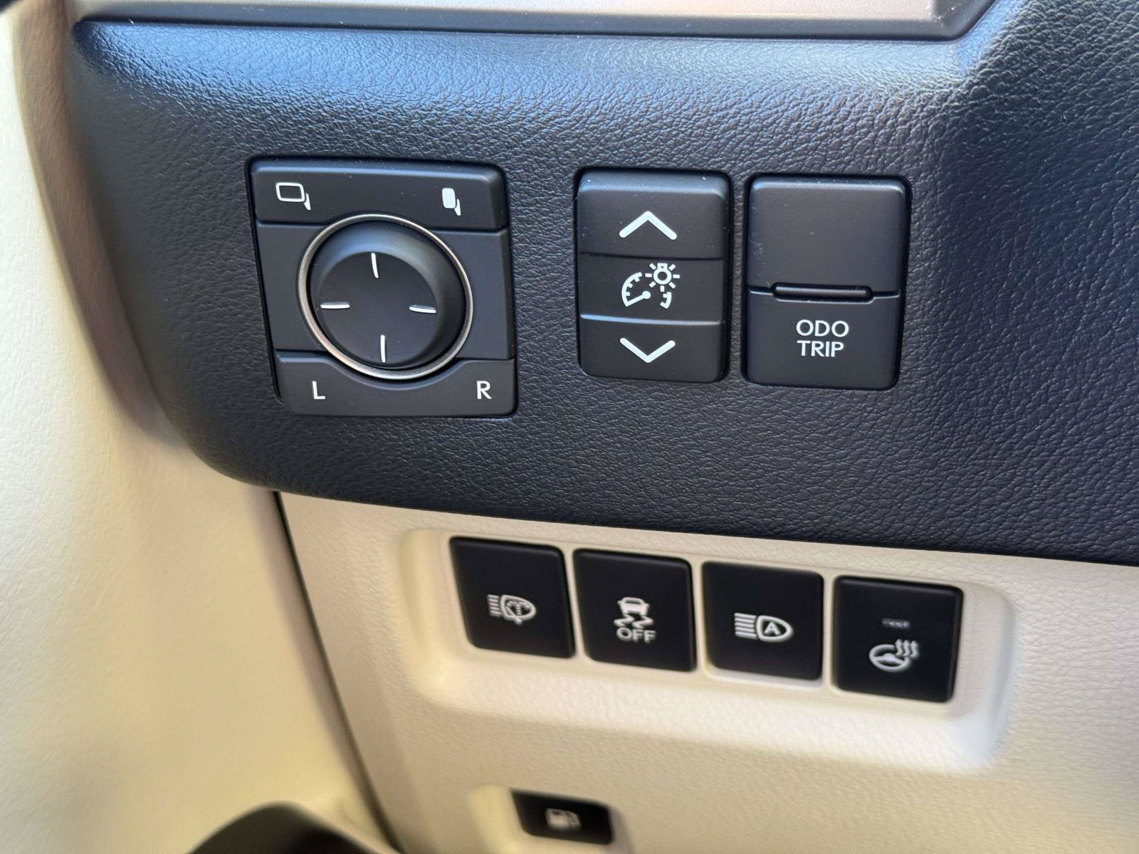 Used 2023 Lexus GX 460 Premium w/ Accessory Package AWD/4WD image 27