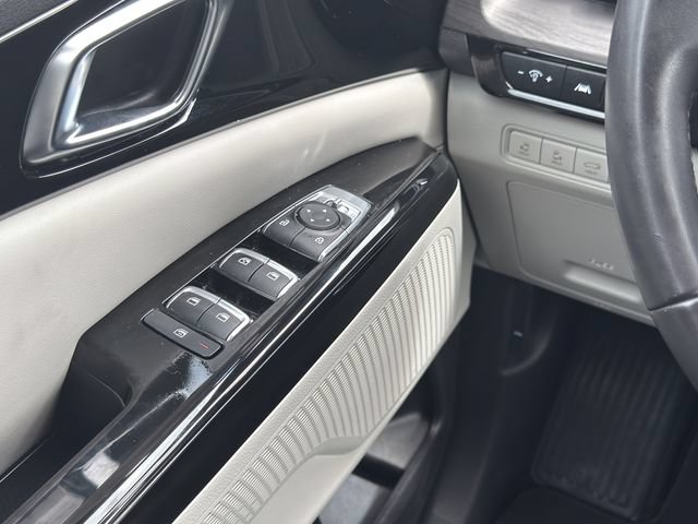 Used 2024 Kia Carnival EX FWD image 18