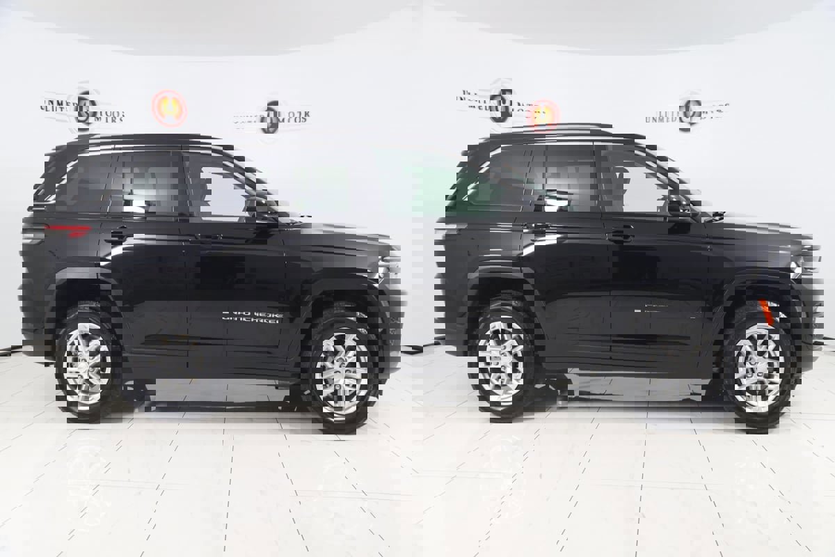 Used 2023 Jeep Grand Cherokee Laredo X image 2