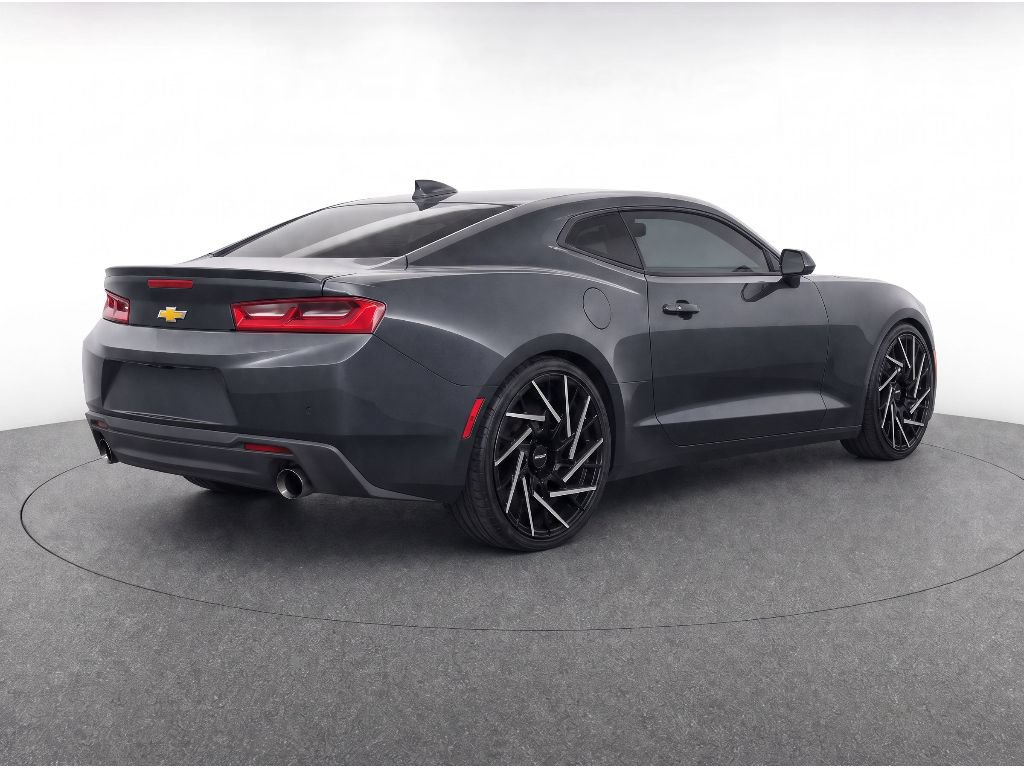 Used 2018 Chevrolet Camaro LT RWD image 4