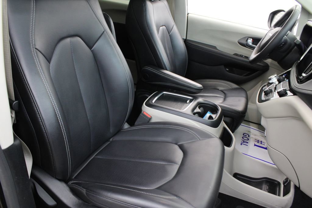 Used 2023 Chrysler Pacifica Touring-L image 25