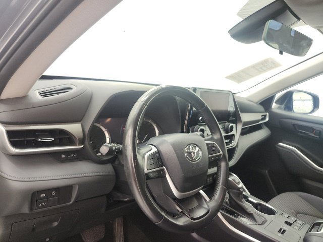 Used 2024 Toyota Highlander LE FWD image 12