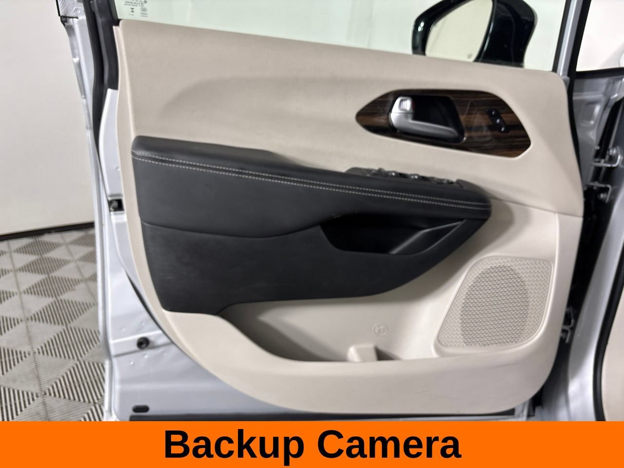 Used 2024 Chrysler Pacifica Limited FWD image 11