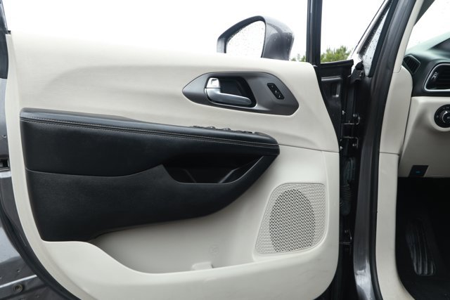 Used 2022 Chrysler Pacifica Touring-L image 23