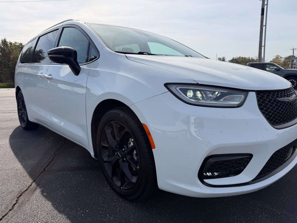 Used 2025 Chrysler Pacifica Limited FWD image 3
