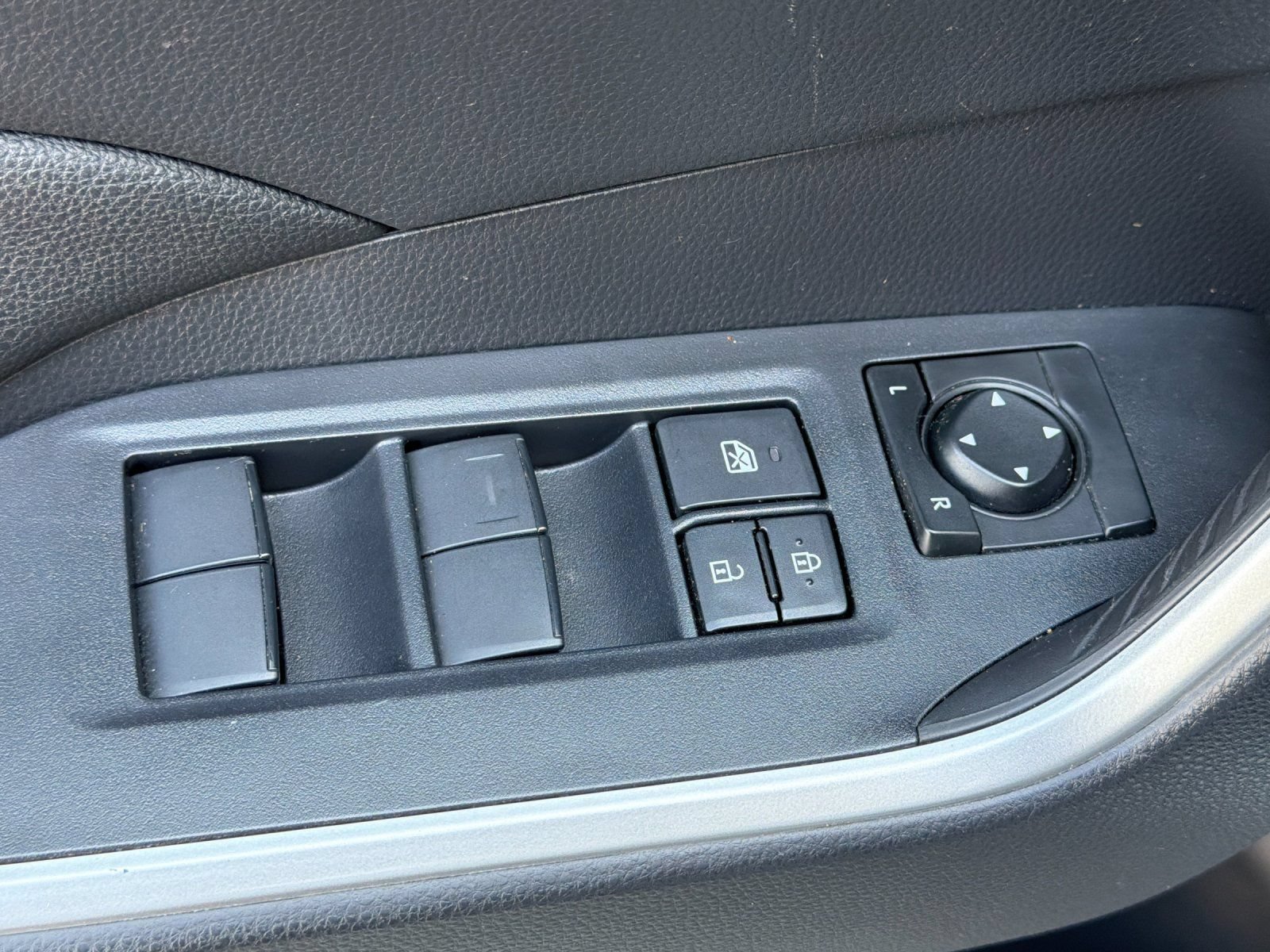 Used 2025 Toyota RAV4 LE AWD/4WD image 12