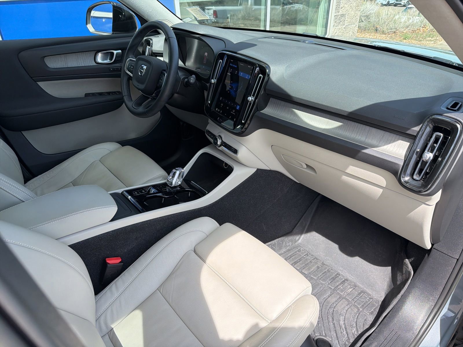 Used 2023 Volvo XC40 B5 Plus w/ Protection Package Premier image 28