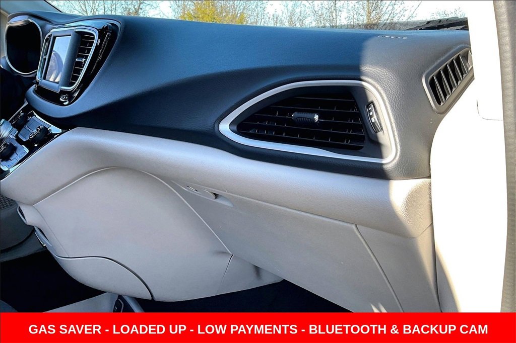 Used 2022 Chrysler Voyager LX image 25