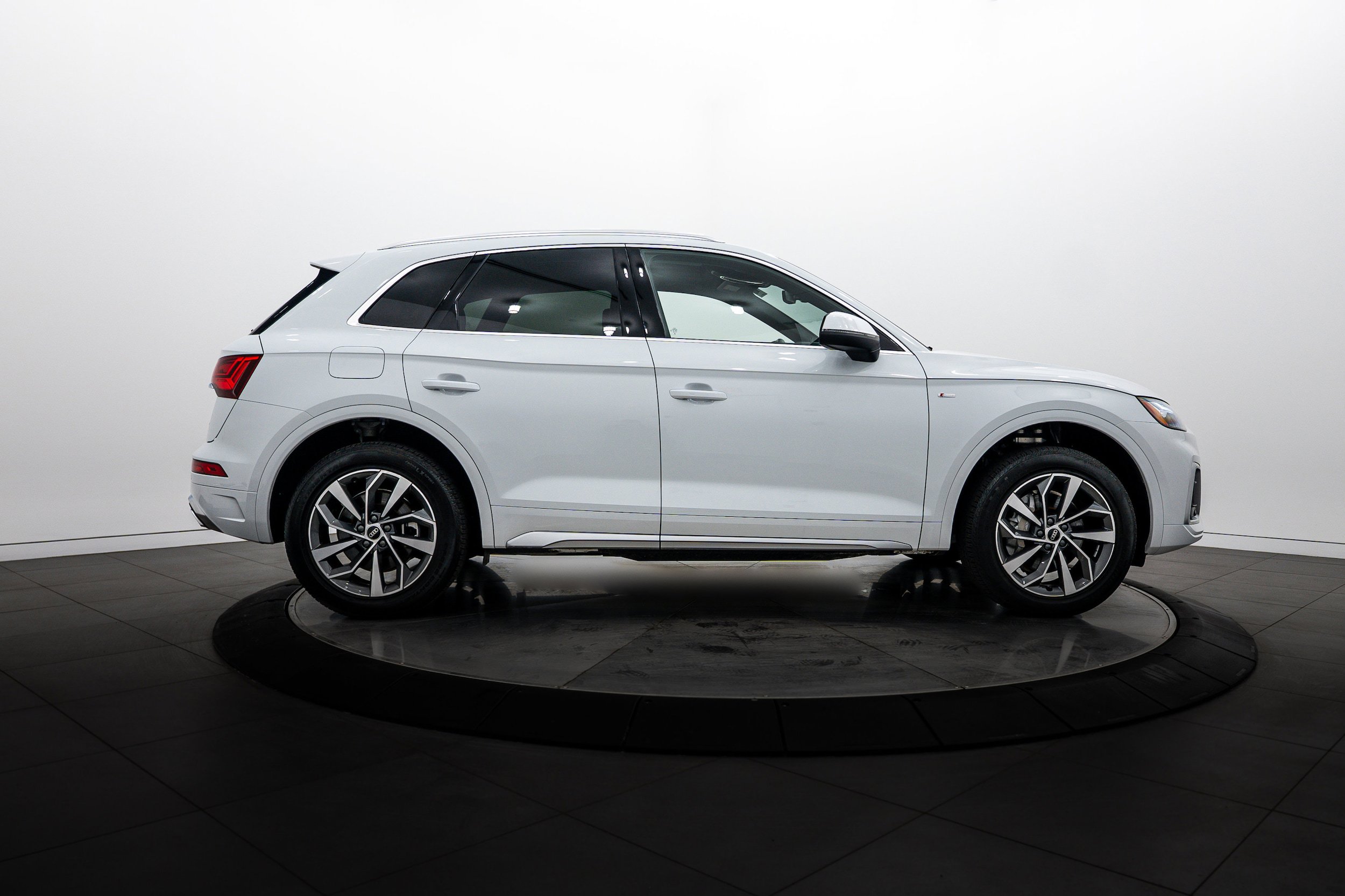 Certified 2023 Audi Q5 2.0T Premium w/ Convenience Package AWD/4WD image 3