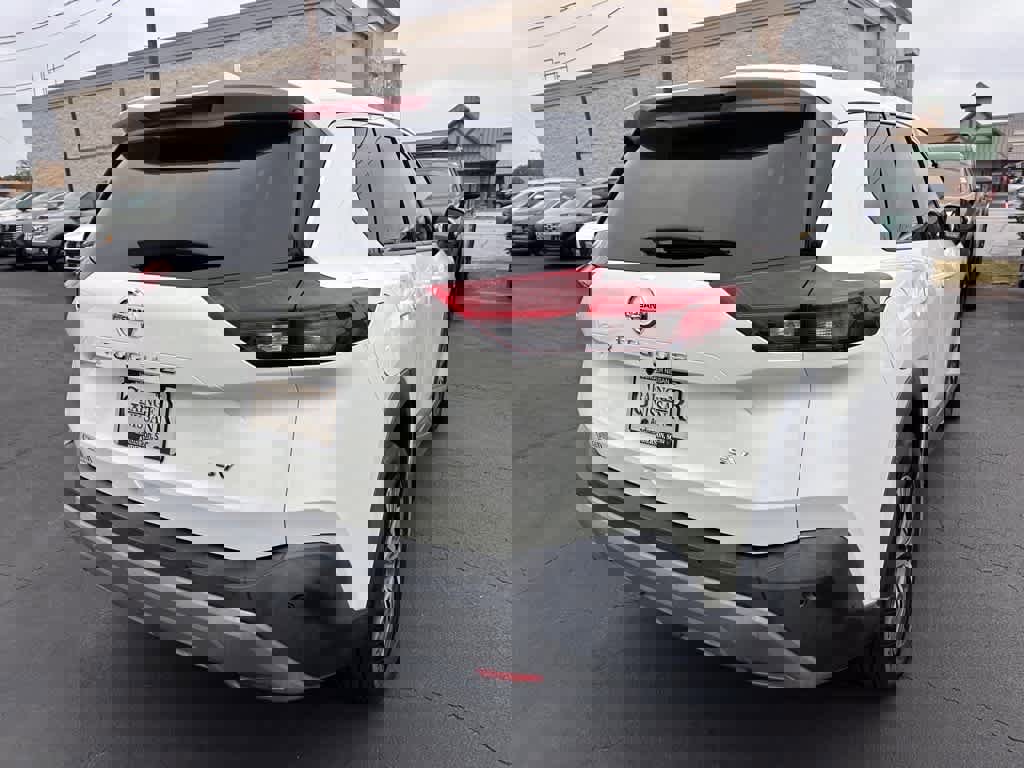 Used 2021 Nissan Rogue SV image 3