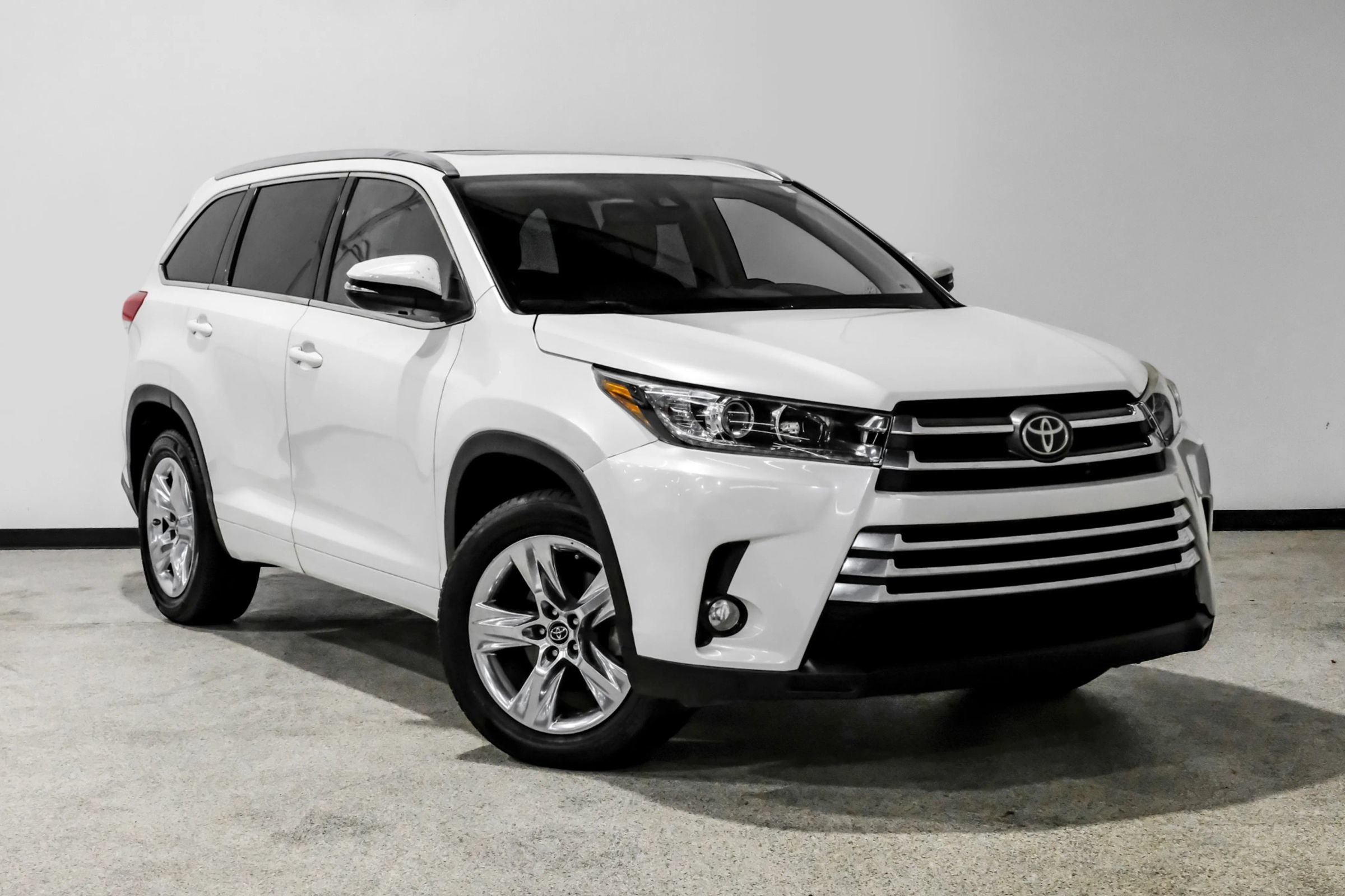 Used 2018 Toyota Highlander Limited FWD image 4