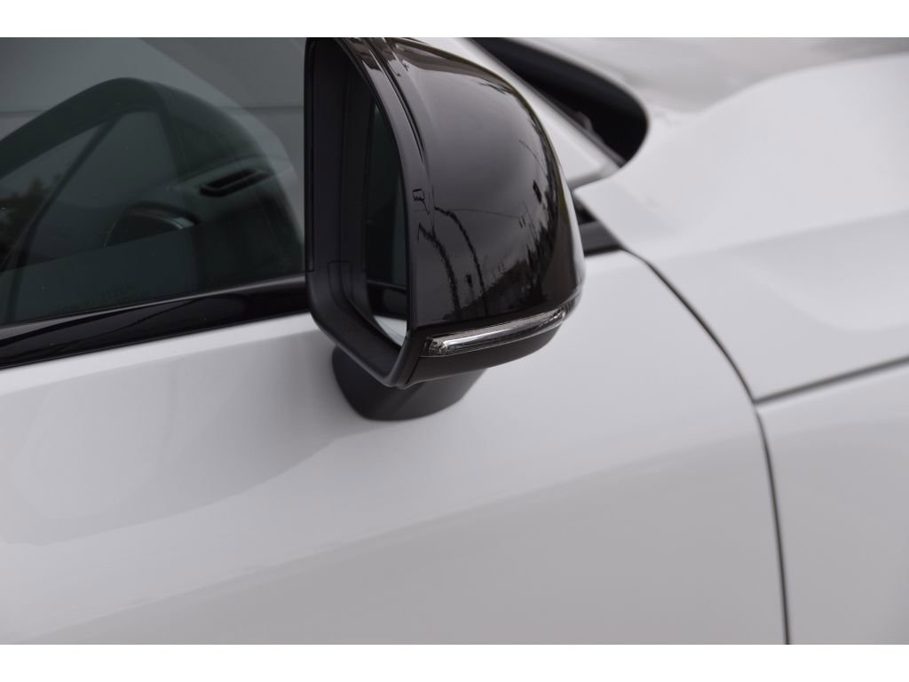 Certified 2025 Volvo XC40 B5 Ultra w/ Protection Package Premier image 40